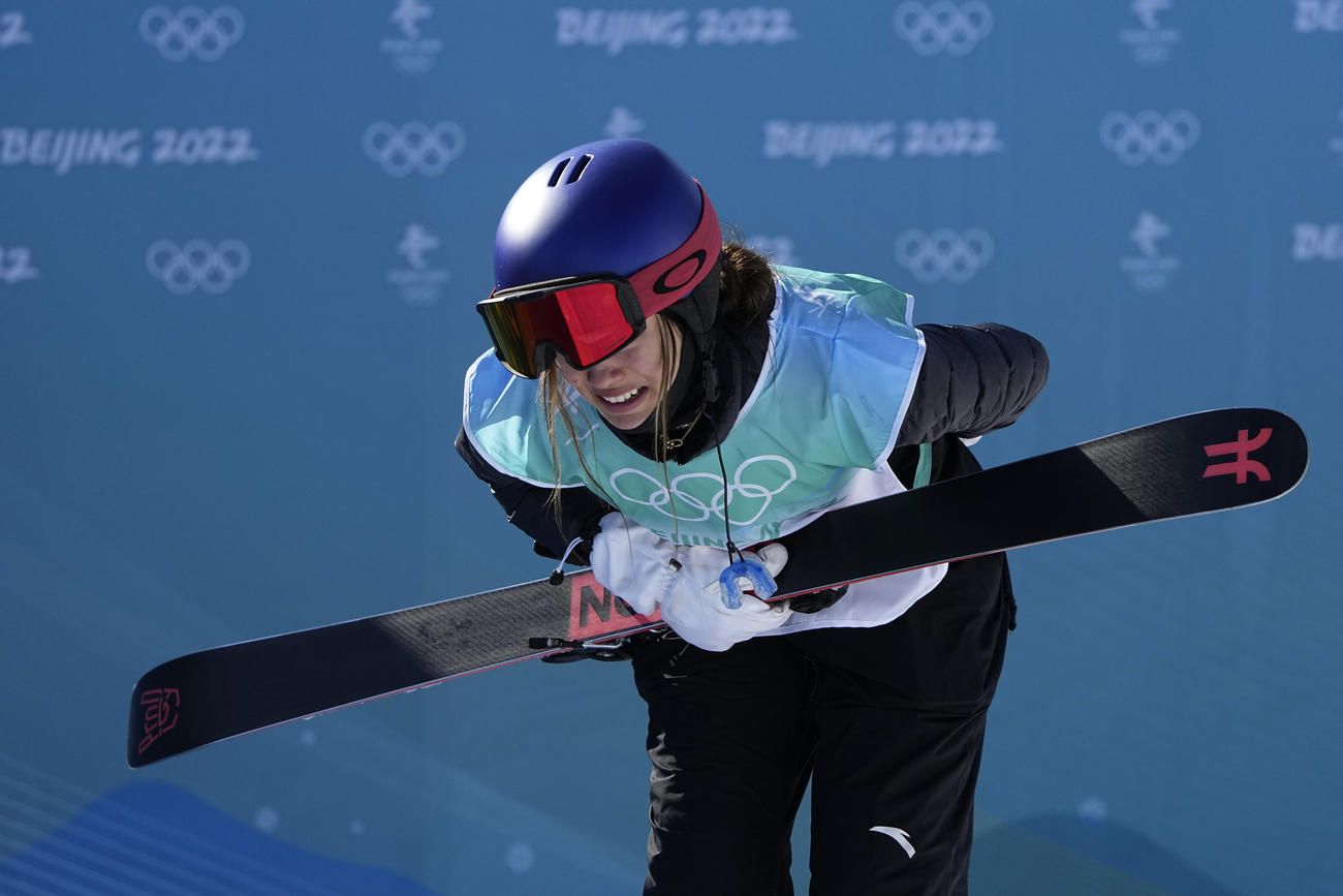 女子フリースタイルスキー　ビッグエア決勝　金メダルを獲得し、喜ぶ中国の谷愛凌（AP）