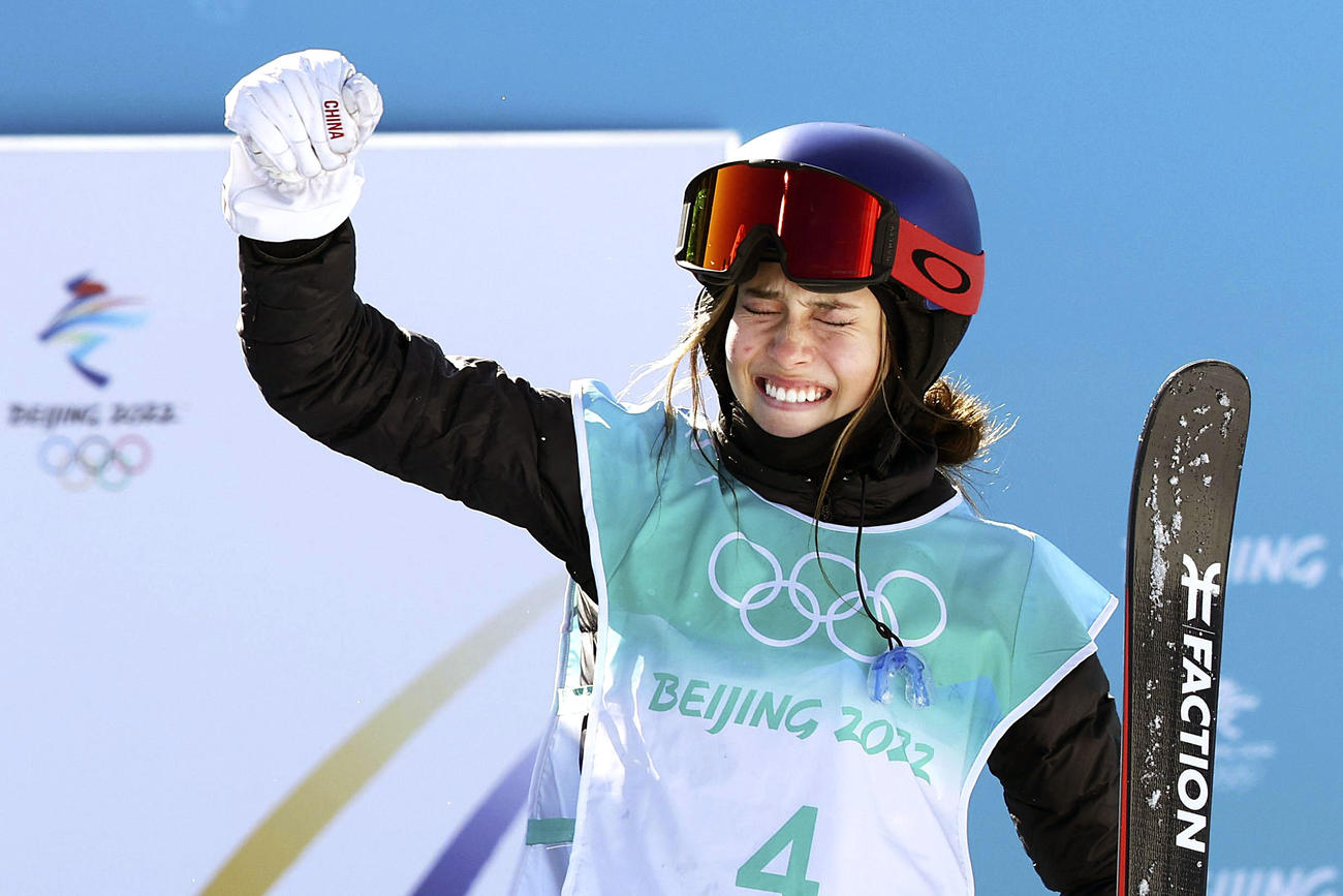 女子ビッグエアで優勝し、ガッツポーズする中国の谷愛凌＝北京（ゲッティ＝共同）