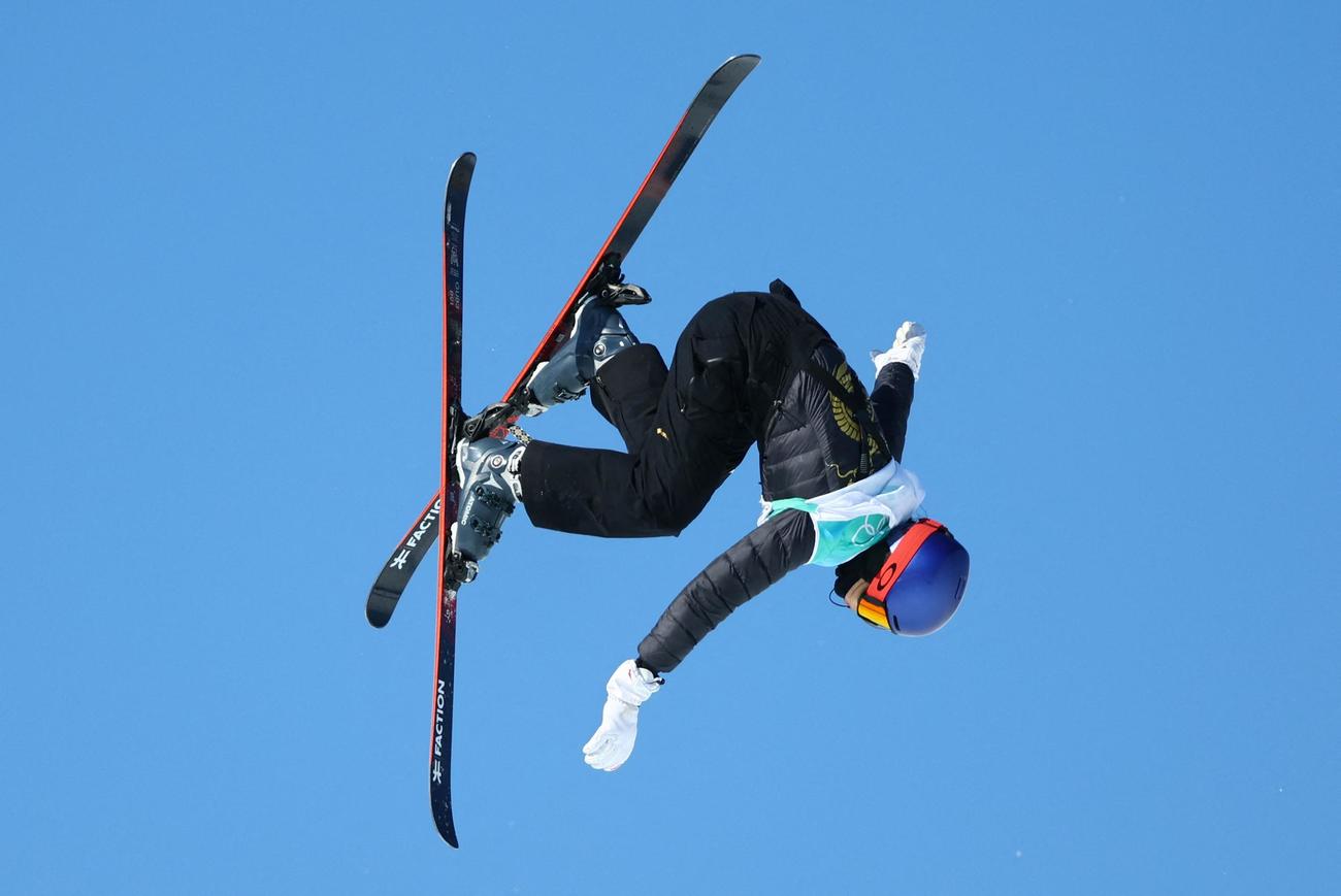 女子フリースタイルスキー　ビッグエア決勝　華麗なジャンプを披露する中国の谷愛凌（ロイター）