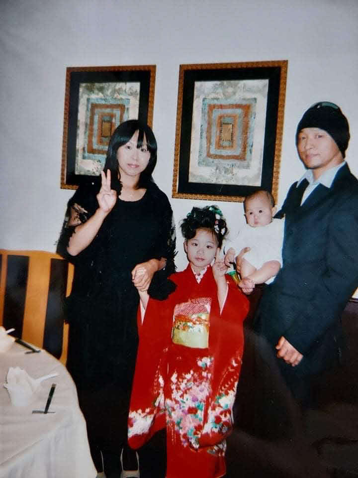 家族での記念写真に納まる幼少期の近藤（左から2人目）（家族提供）