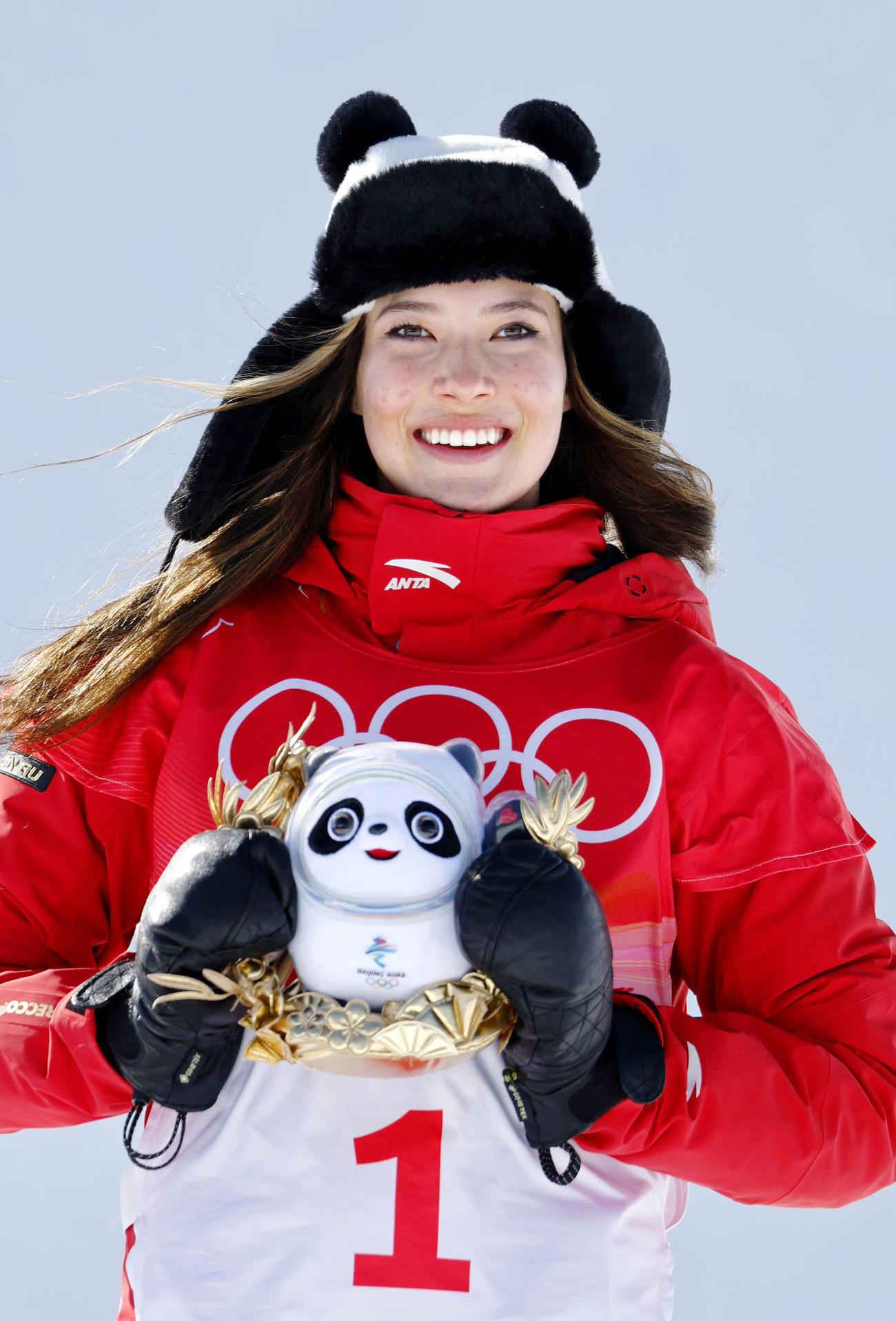 フリースタイルスキー女子ハーフパイプで金メダルを獲得した中国の谷愛凌。セレモニーに〝パンダ帽〟で登場し、ビンドゥンドゥンを手に、にっこり（共同）