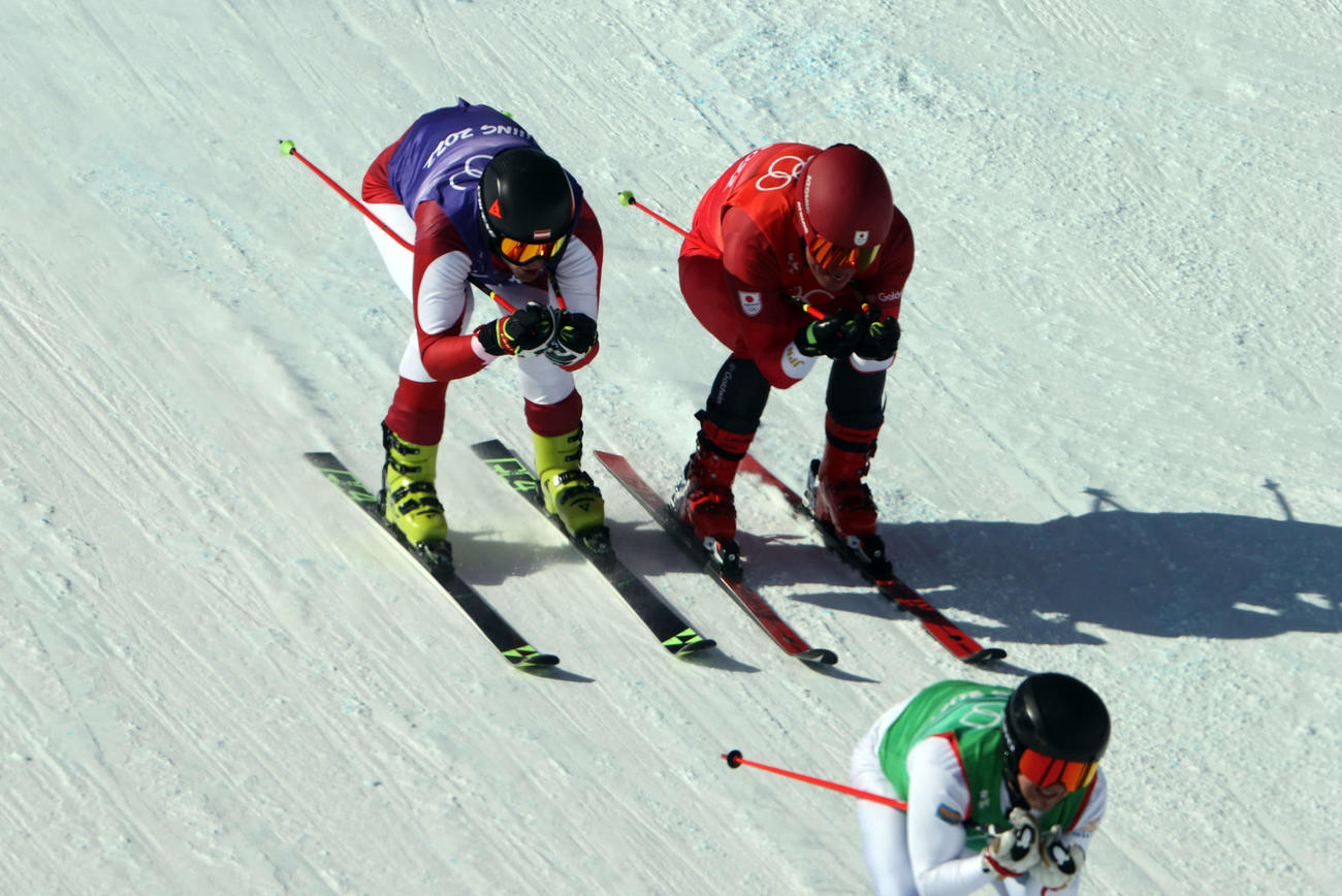 男子スキークロスの1回戦、タカツ（左）と2位を争う須貝（右）。手前は先頭のモベリ（撮影・パオロ　ヌッチ）
