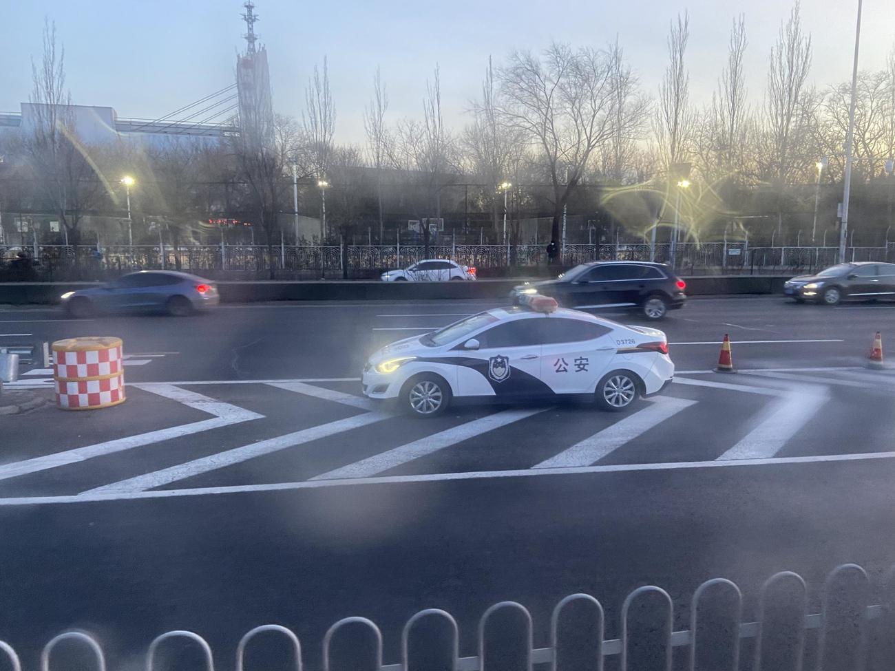 北京の市街地で五輪専用レーンとすみ分けをするパトカー（撮影・松本航）