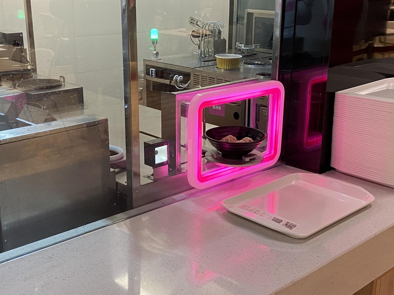 北京五輪のメインメディアセンター内にある食堂で、食事を提供するロボット（撮影・松本航）