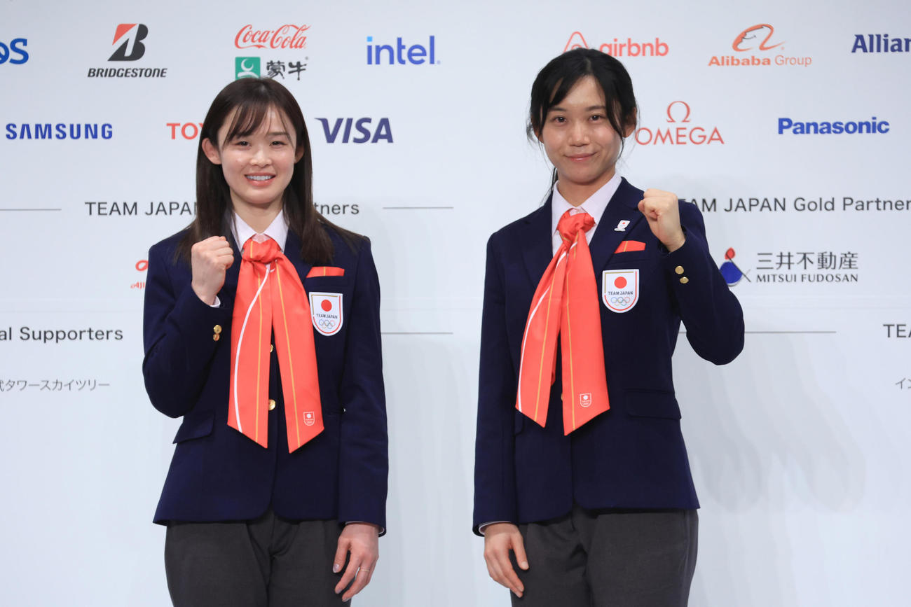 ポーズをとる北京五輪日本選手団の旗手の郷（左）と主将の高木美（代表撮影）