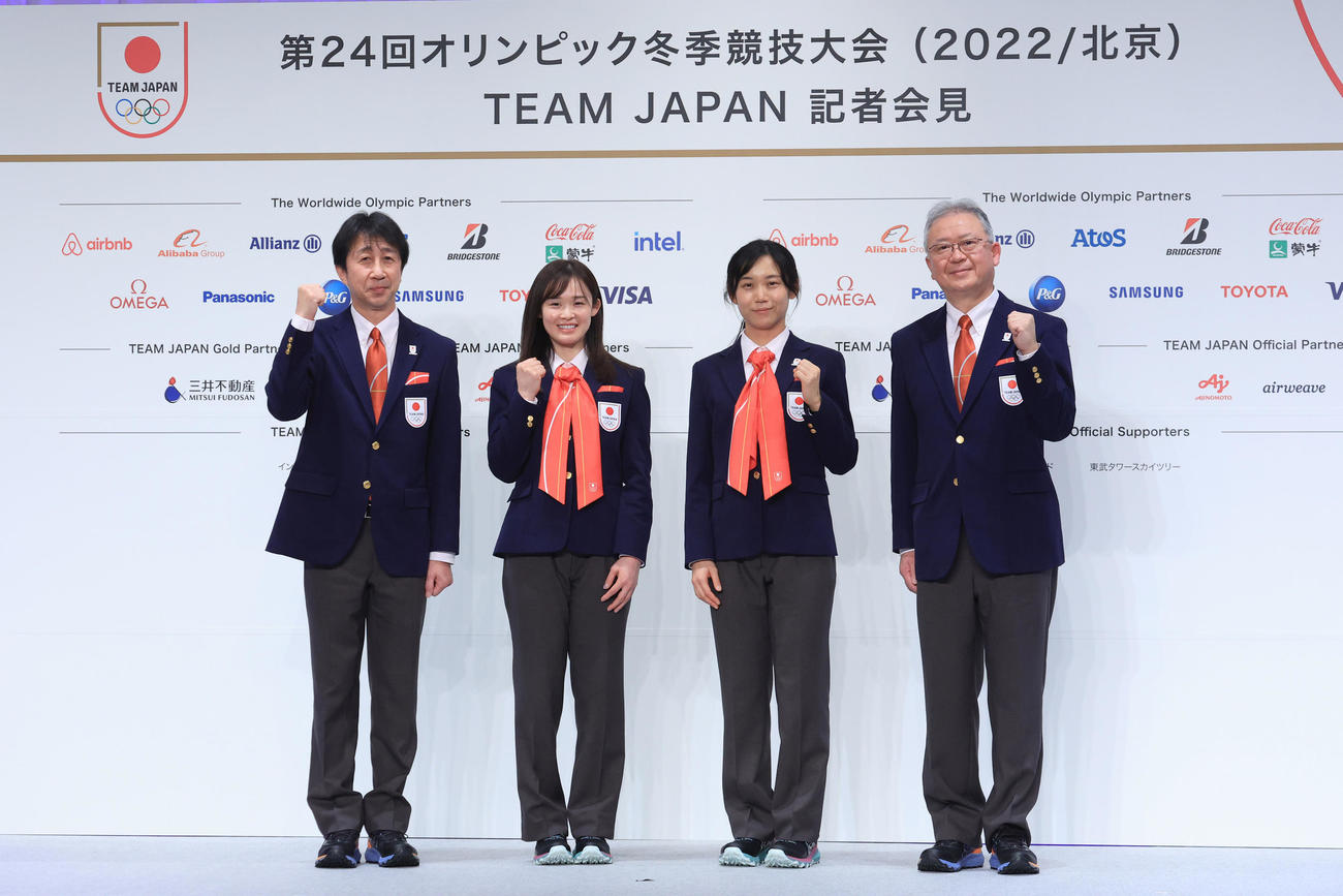 ポーズをとる北京冬季五輪日本選手団の、左から原田総監督、騎手の郷、主将の高木美、伊東団長（代表撮影）