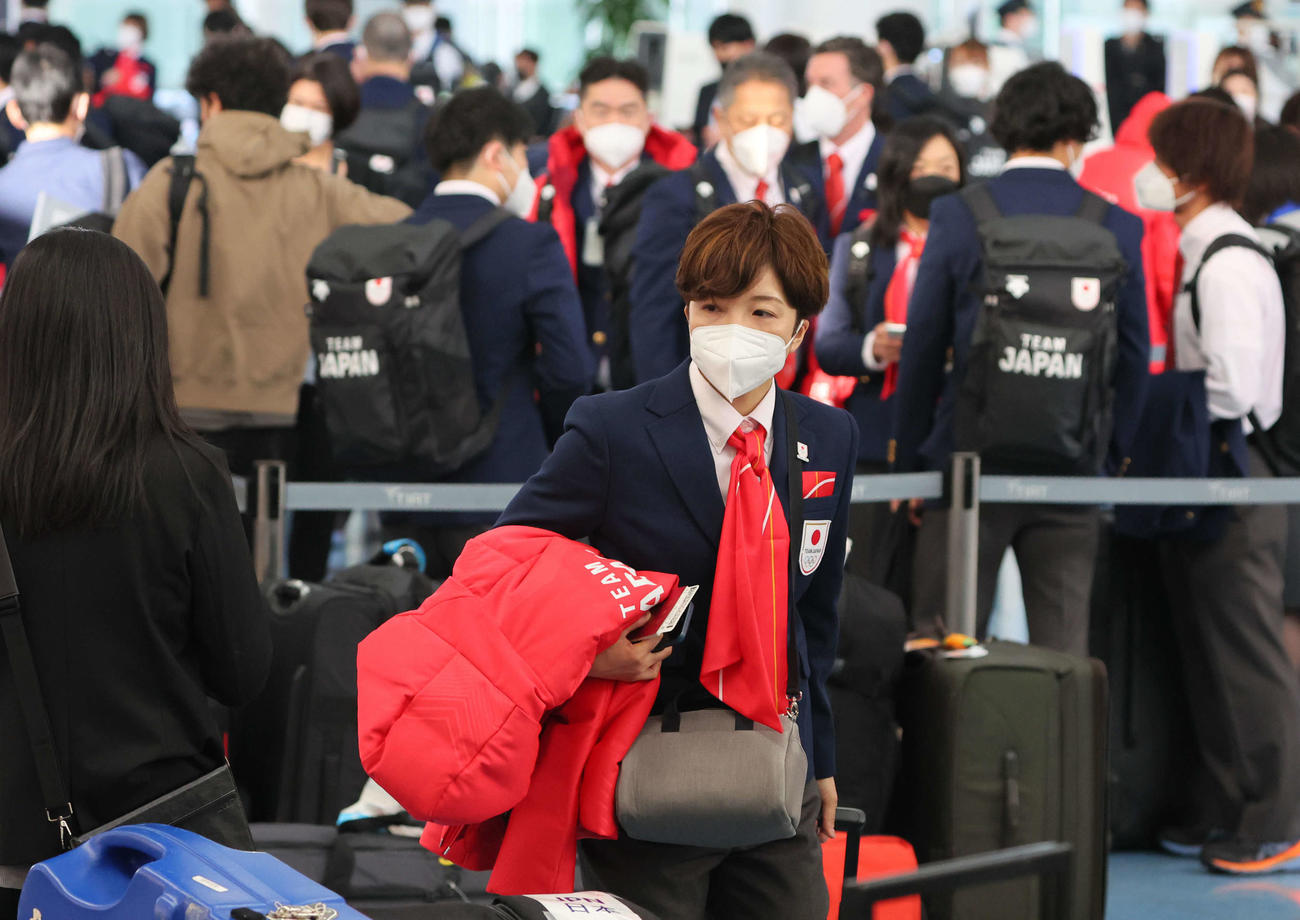 北京五輪に向け中国へ出発するスピードスケートの小平（代表撮影）