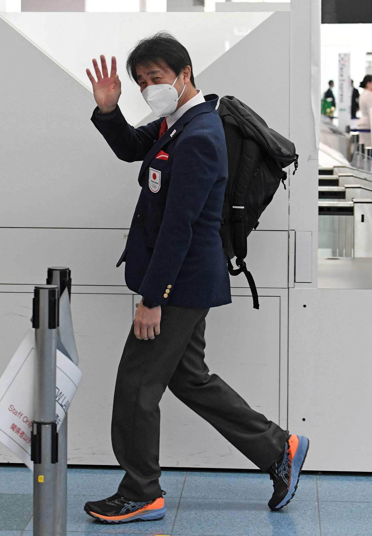 北京五輪に向け中国へ出発する日本選手団の原田総監督（代表撮影）
