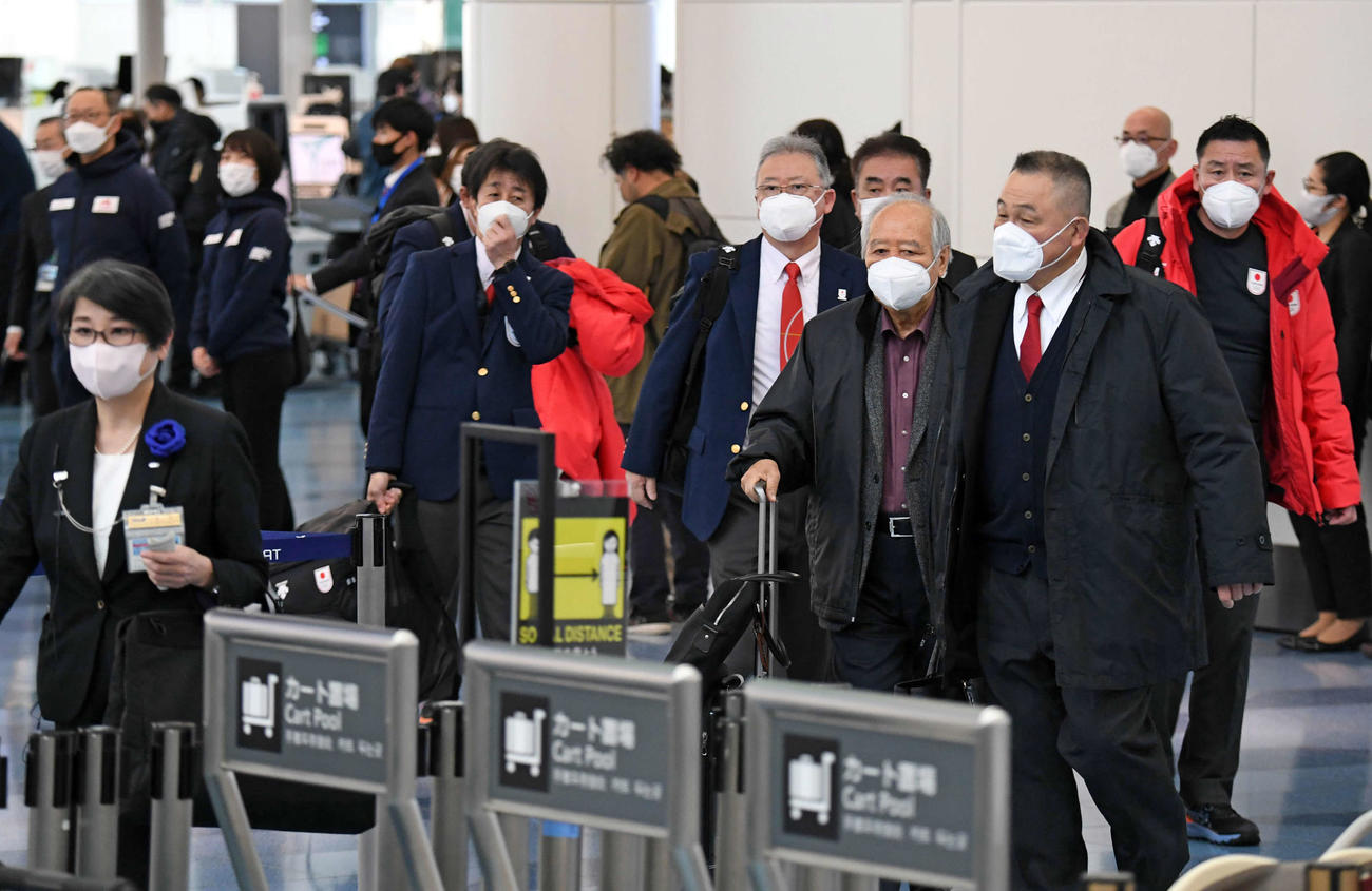 北京五輪に向け中国へ出発するJOC山下会長（手前右端）ら（代表撮影）