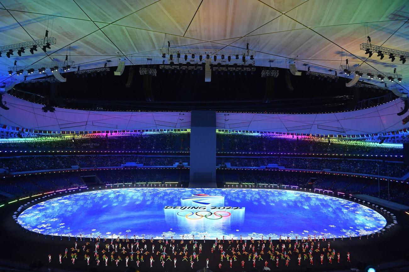開会式会場に映し出された北京オリンピックのエンブレム（ロイター）