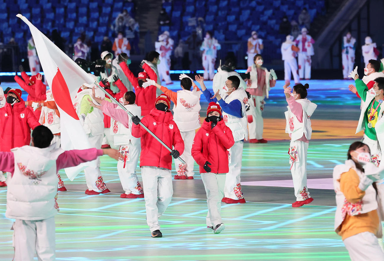 北京五輪開会式で旗手の渡部（中央左）と郷を先頭に入場する日本選手団（撮影・足立雅史）