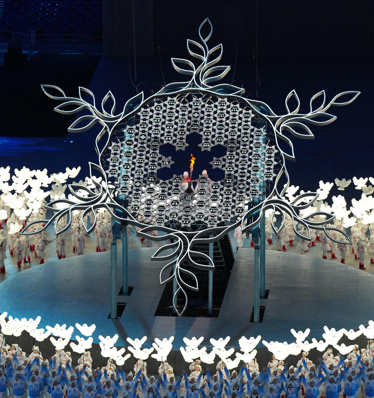 北京五輪開会式でトーチを中央に置く最終走者（撮影・菅敏）