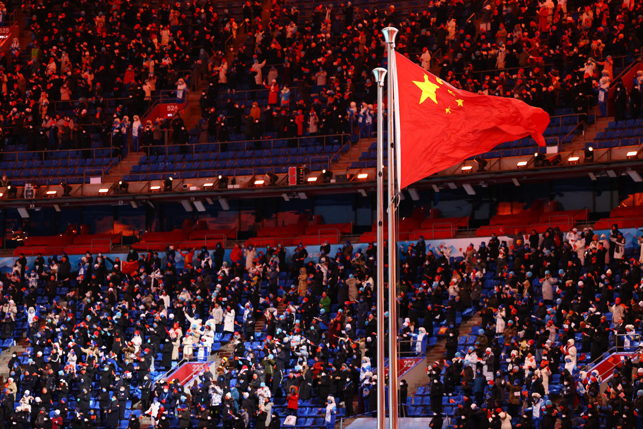 北京五輪開会式で最後に登場した中国選手団に大盛り上がりの観客（撮影・垰建太）