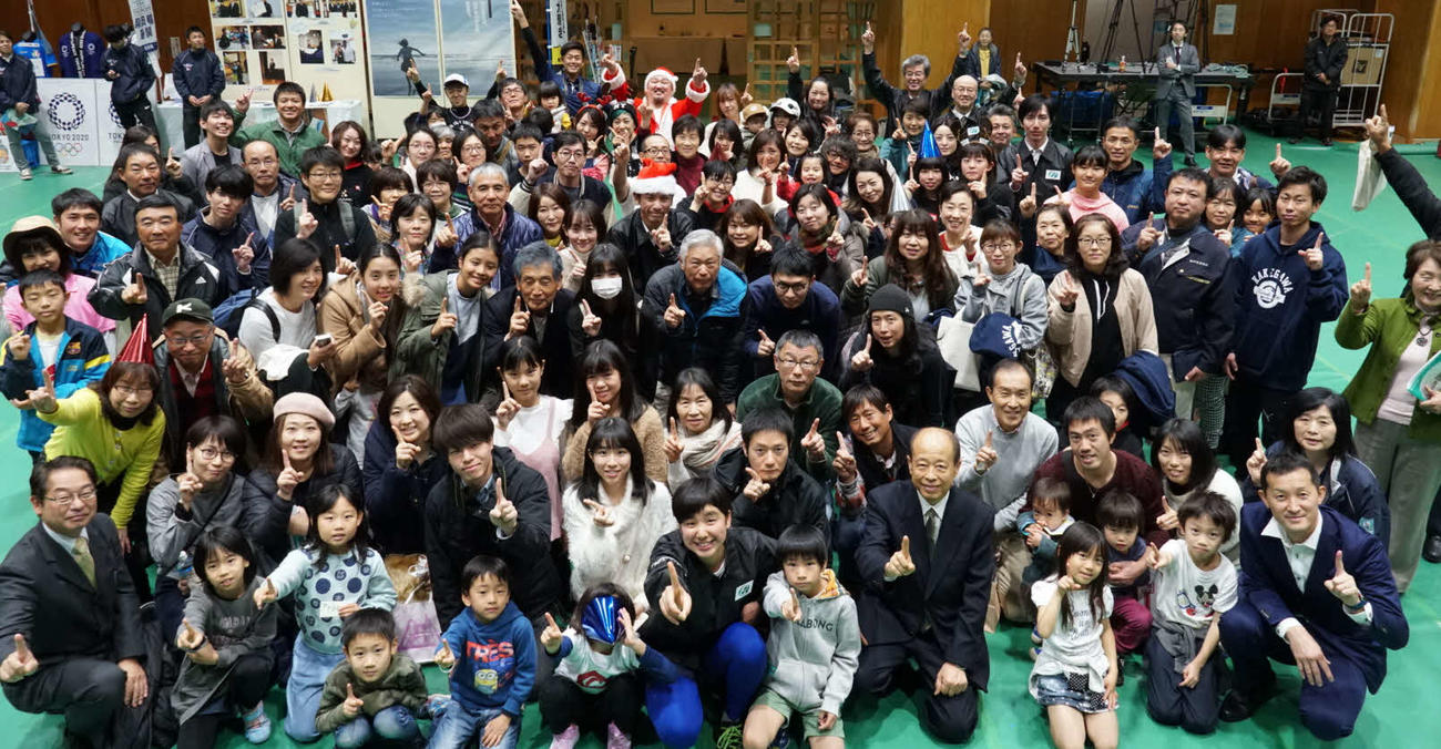 18年12月、三木（前列中央）のスポンサー契約は掛川市民200人を招待して盛大に行われた（キャタラー提供）