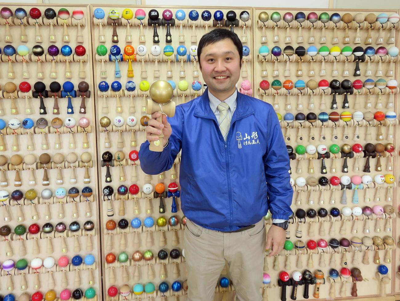 金色のけん玉を手に逆転金メダルを願う「山形工房」梅津雄治社長（撮影・鎌田直秀）