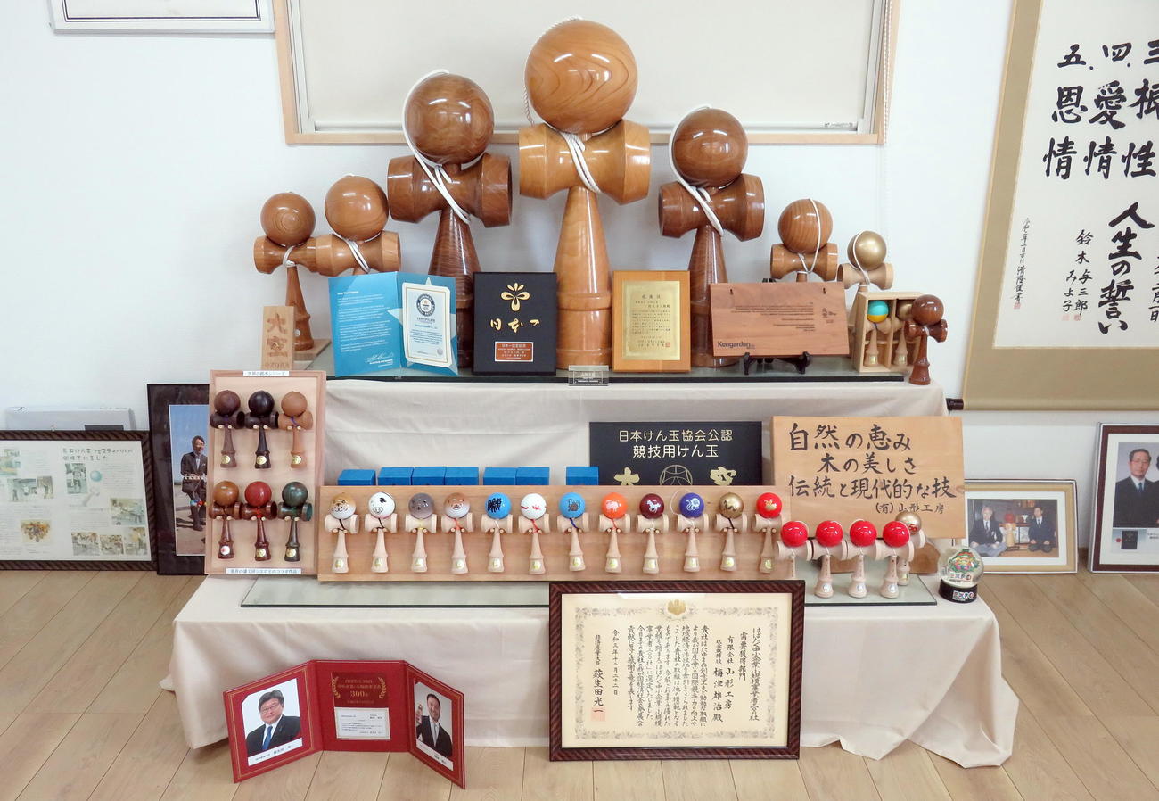 「山形工房」に展示されている大小さまざまなけん玉（撮影・鎌田直秀）
