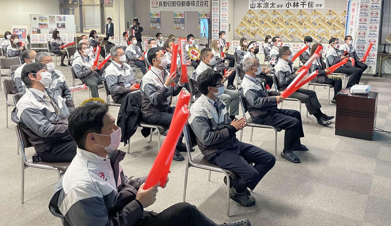 ジャンプで山本がトップに立ち、応援に熱が入る長野日野自動車本社（同社提供）