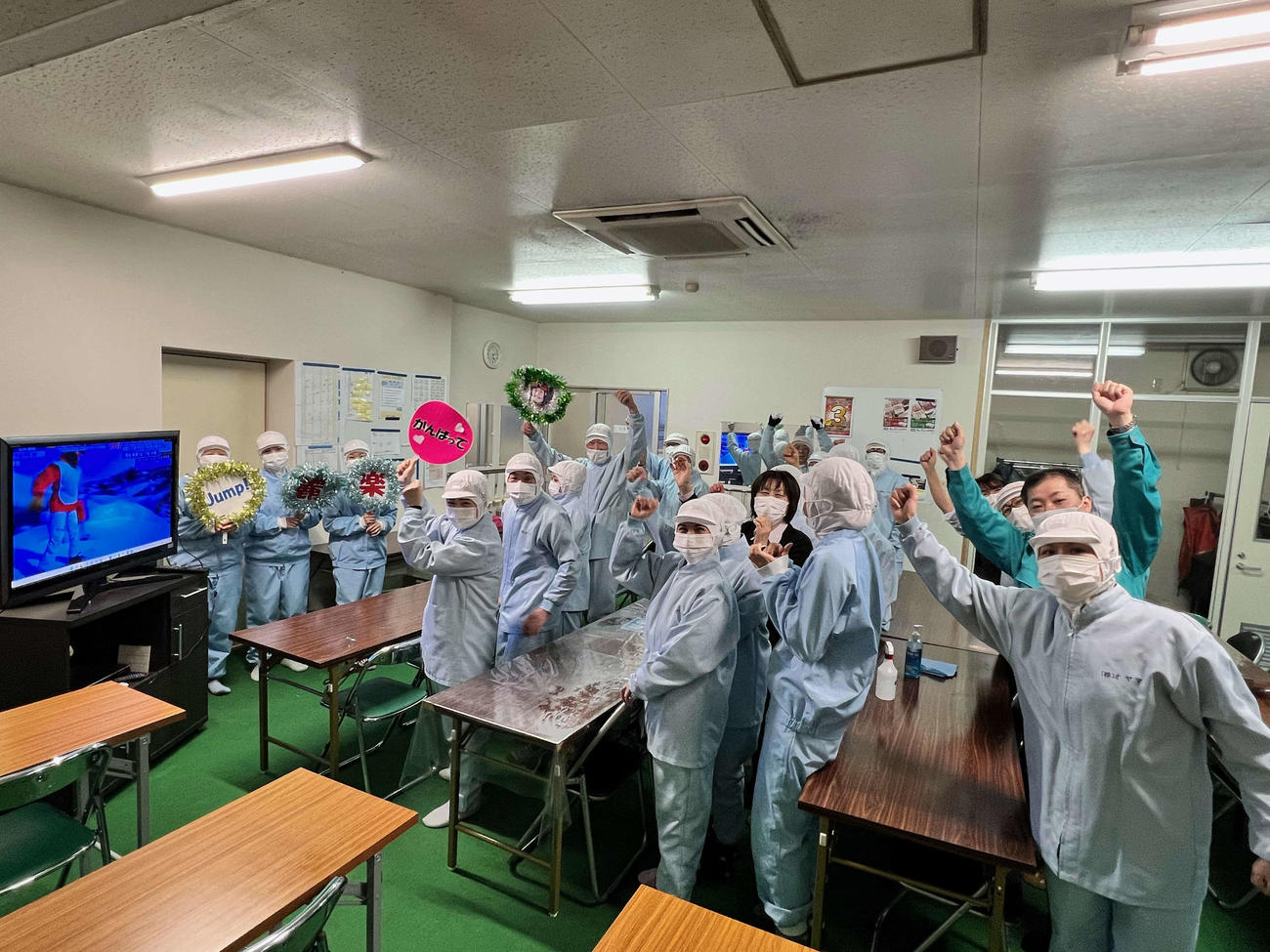 岩渕麗楽を応援する養鶏・加工業「オヤマ」の社員の皆さん（オヤマ提供）