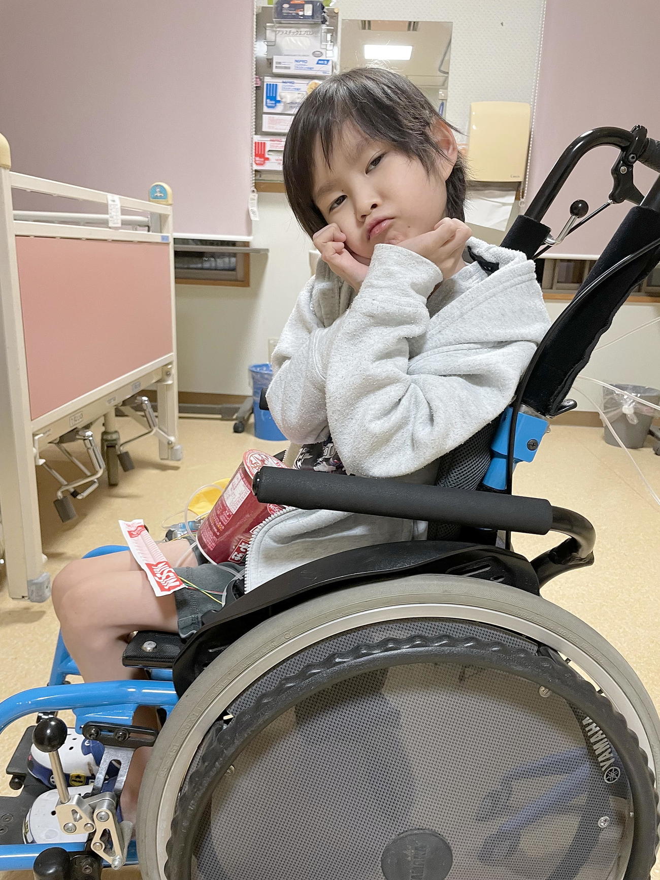 病室で車いすに乗る中沢維斗くん（ゆうちゃんを救う会提供）