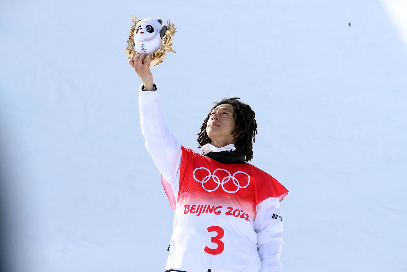 スノーボード男子ハーフパイプで金メダルを獲得した平野歩はセレモニーで感慨深げな表情（2022年2月11日撮影）