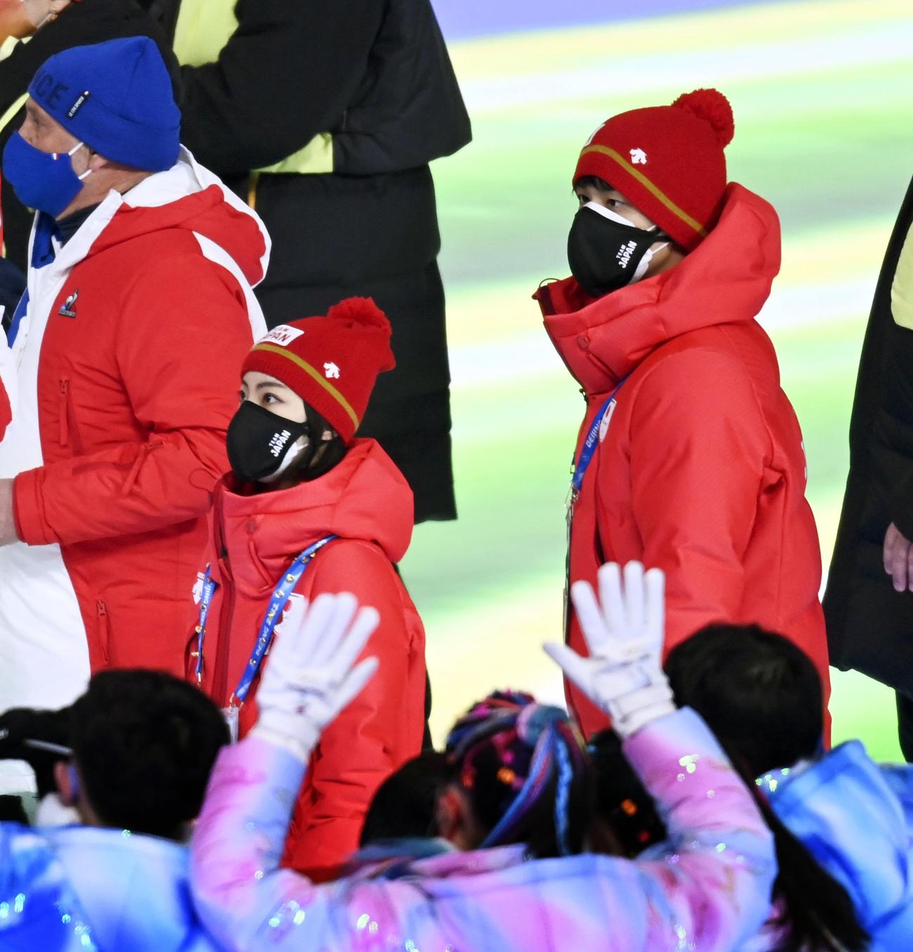 北京冬季五輪の閉会式で入場行進するフィギュアスケートの三浦璃来（左）と木原龍一（共同）