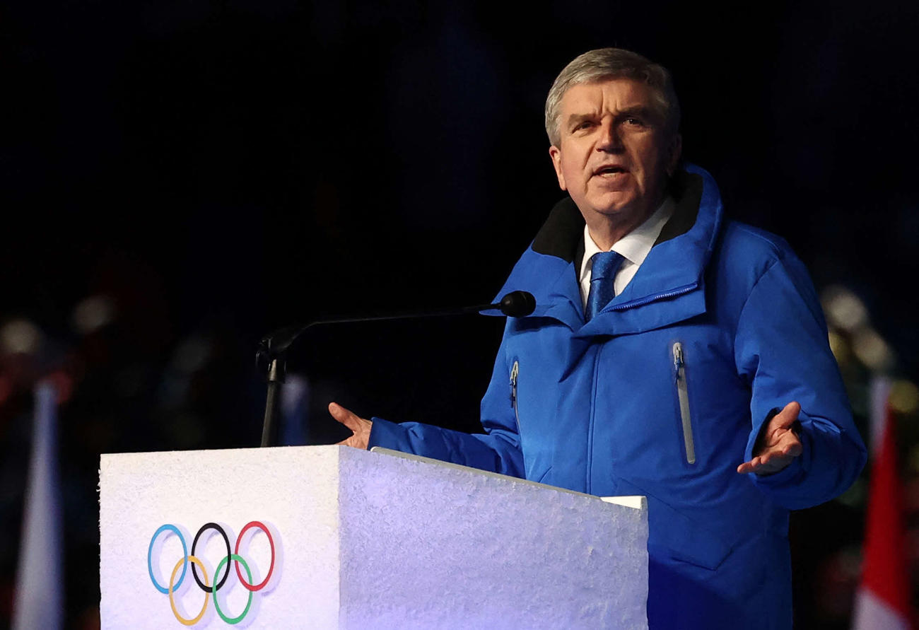 北京冬季五輪の閉会式であいさつするIOCのバッハ会長（ロイター）