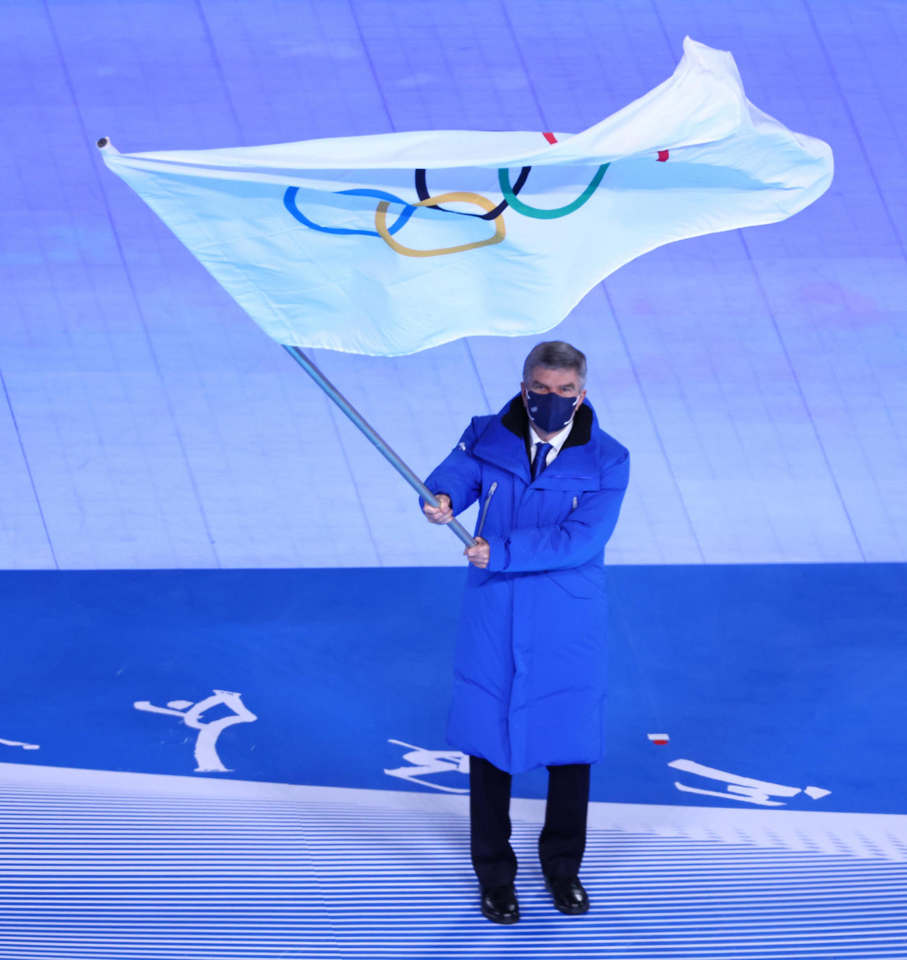 閉会式で五輪の旗を振るIOCバッハ会長（撮影・垰建太）