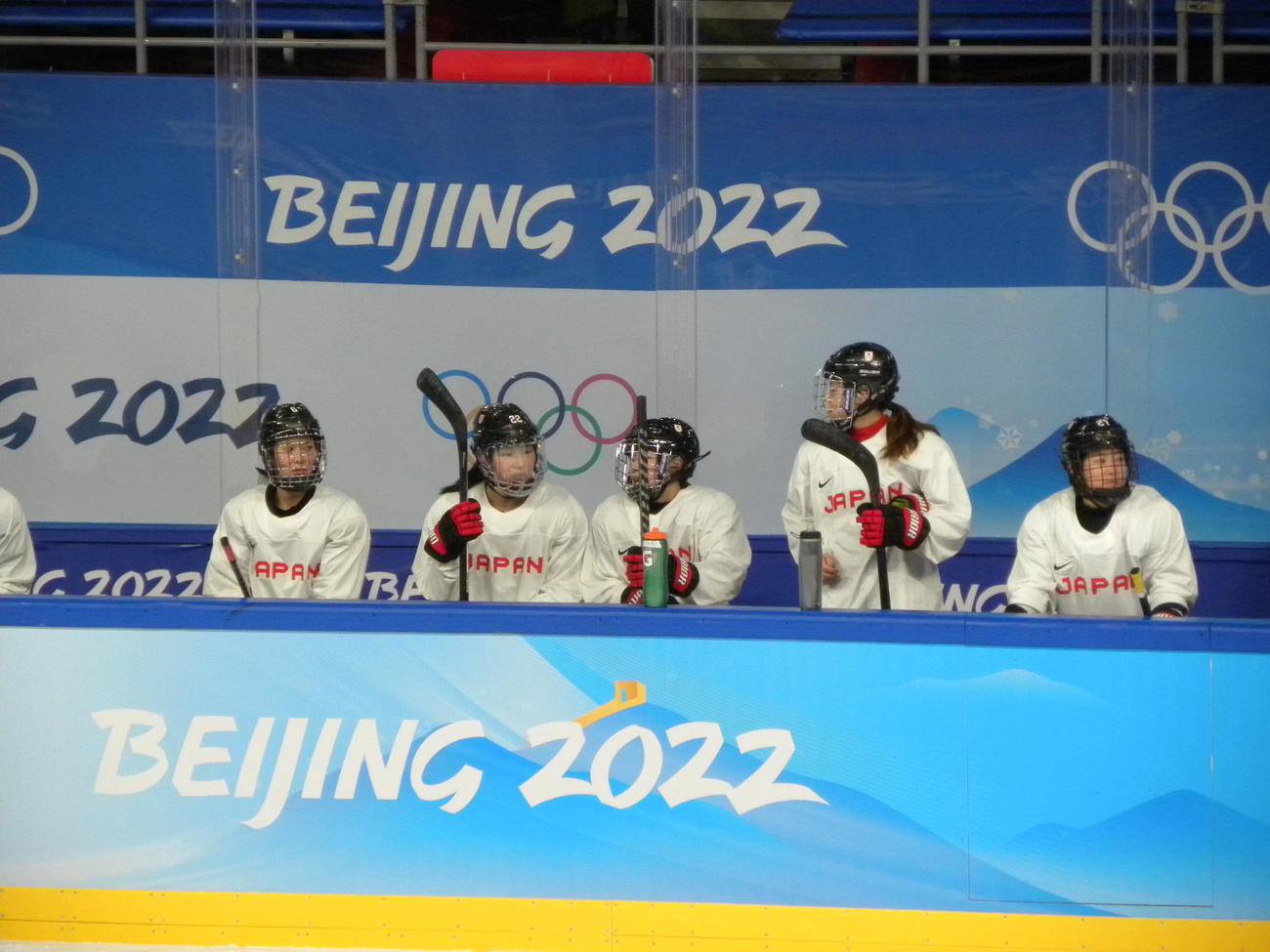 北京五輪の会場となる五カ松体育館で初練習を行ったアイスホッケー女子日本代表