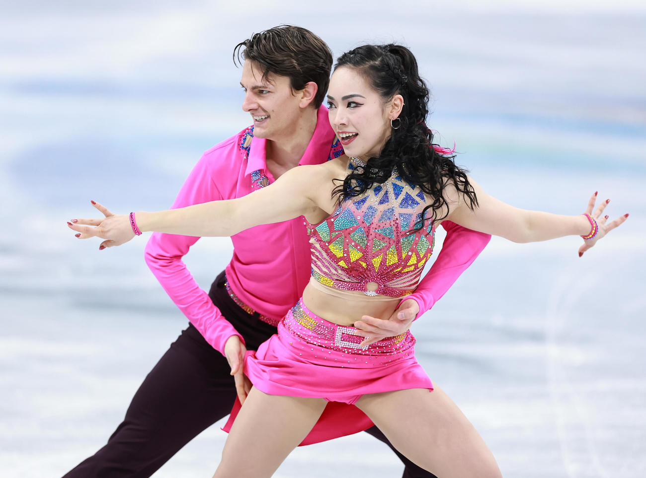 フィギュアスケート団体、アイスダンス・リズムダンスで演技する小松原美（右）、小松原尊組（撮影・垰建太）