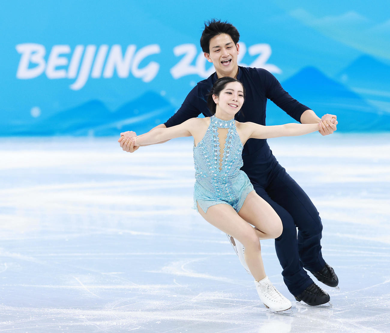 フィギュアスケート団体、ペアダンスの演技をする三浦（手前）、木原組（撮影・垰建太）