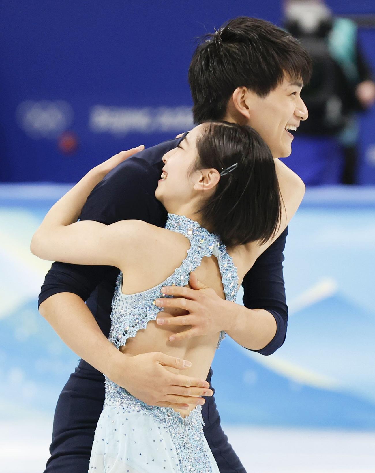 団体ペアSPの演技を終え、抱き合う三浦璃来（手前）、木原龍一組＝北京（共同）