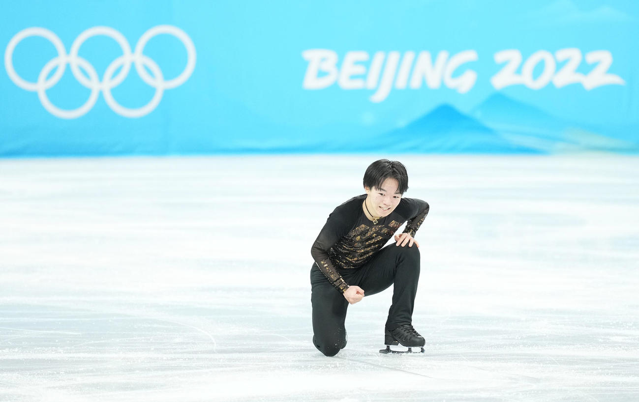 フィギュアスケート団体、男子フリーの演技を終えガッツポーズを見せる鍵山（撮影・菅敏）