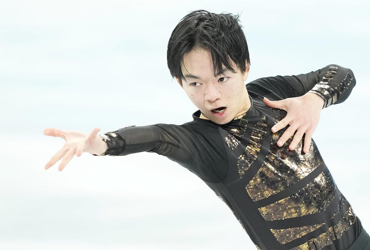 フィギュアスケート団体、男子フリーで演技する鍵山（撮影・菅敏）