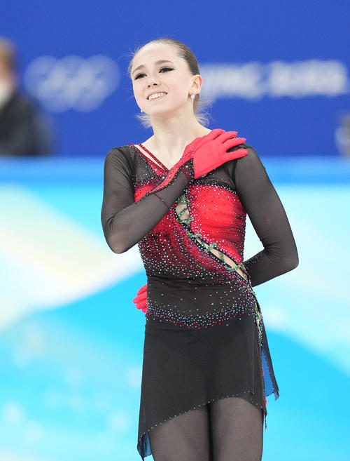フィギュアスケート団体、女子フリーの演技を終え、笑顔を見せるワリエワ(撮影・菅敏)