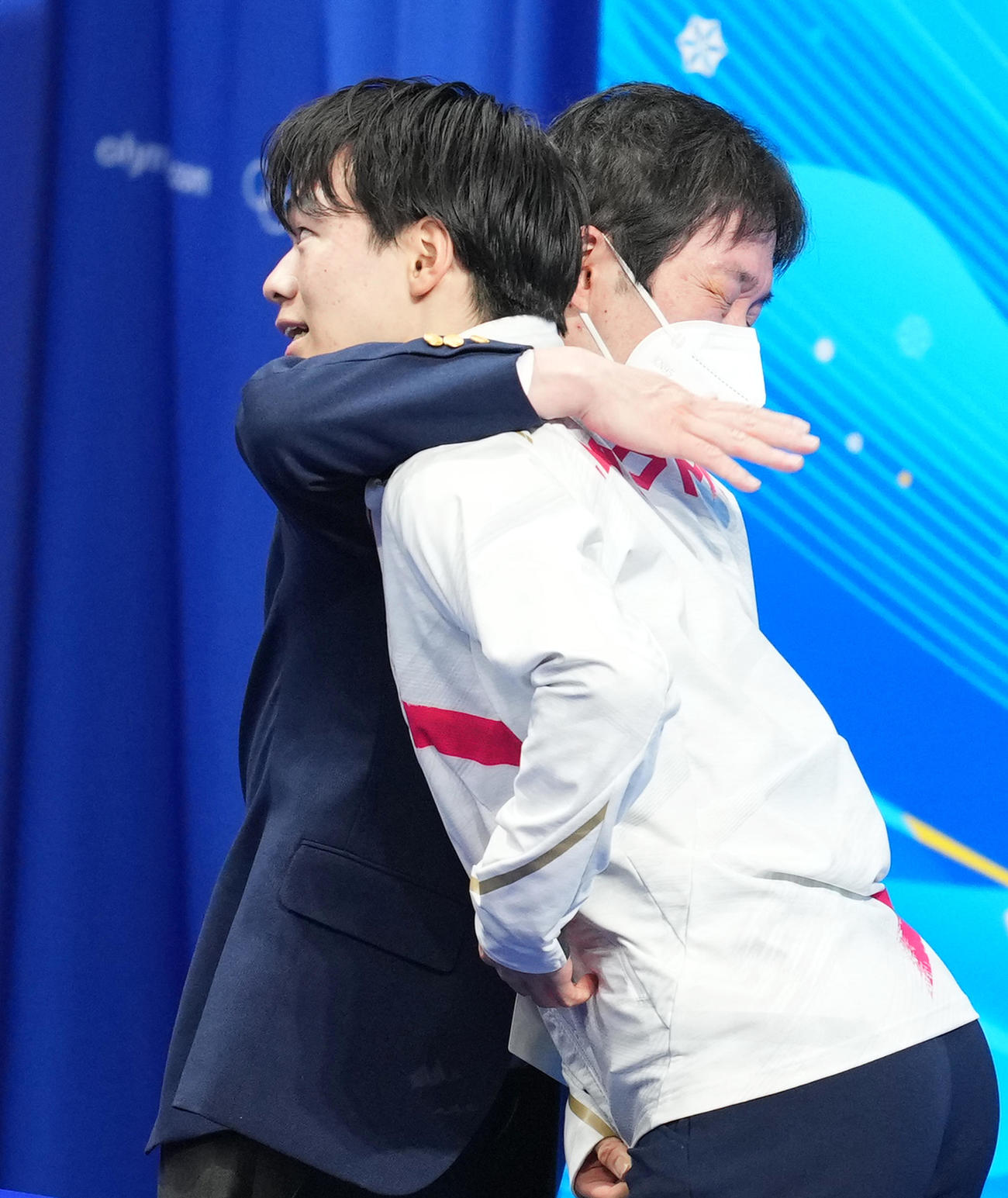 フィギュアスケート、男子SPを終え、父の正和コーチ（右）と抱き合う鍵山優真（撮影・菅敏）