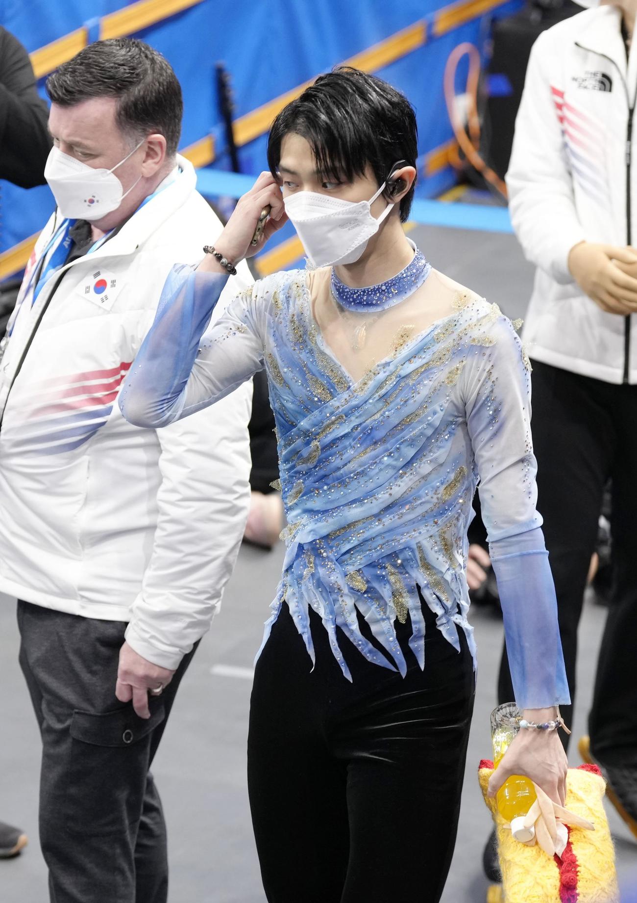 男子SP直前の練習に臨む羽生結弦（右）（共同）