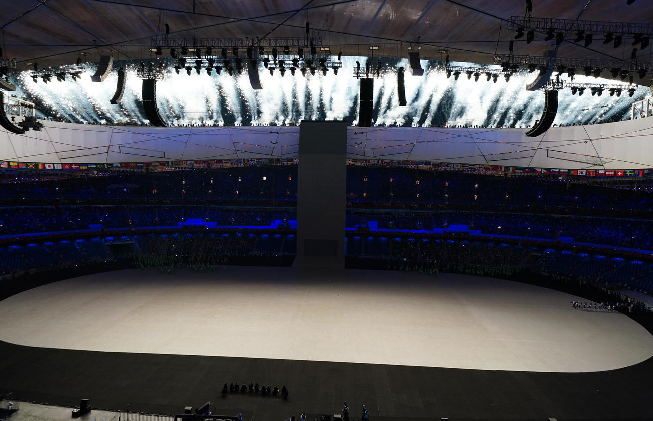 北京五輪開会式のオープニングで会場から花火が打ち上げられる（撮影・菅敏）