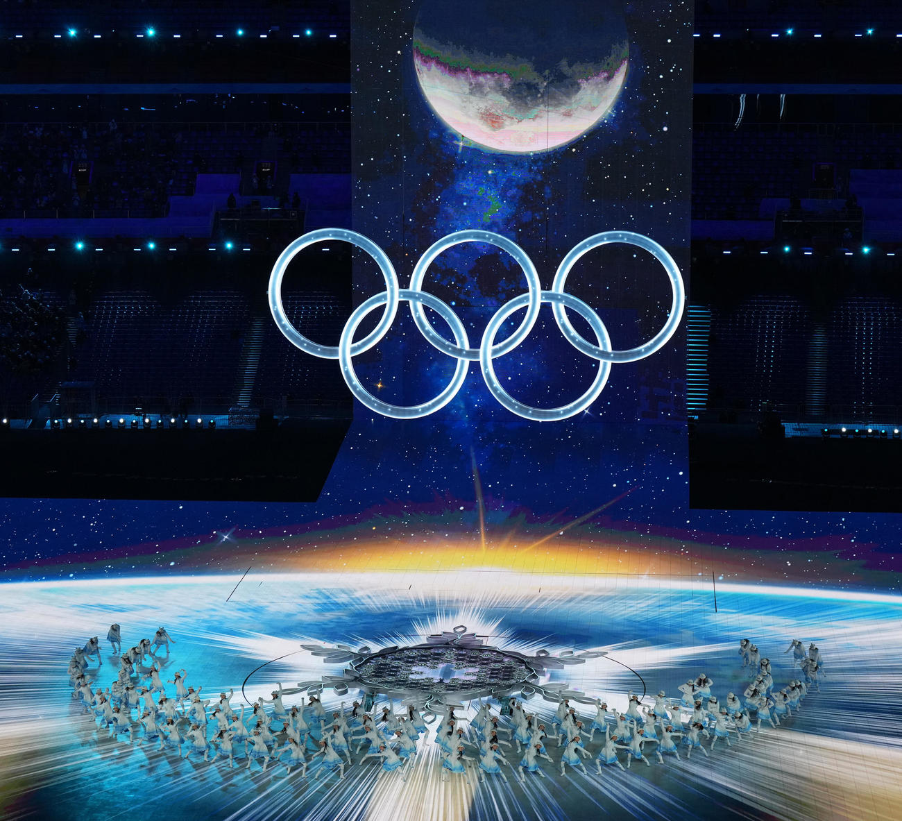 映像とダンスのパフォーマンスで盛り上がる北京五輪開会式（撮影・菅敏）