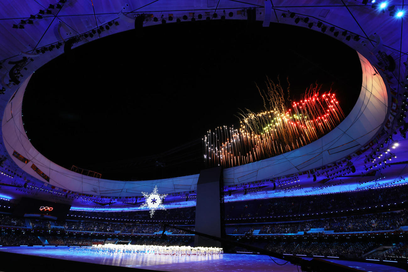 開会式の花火で五輪マークが浮かび上がる（撮影・足立雅史）