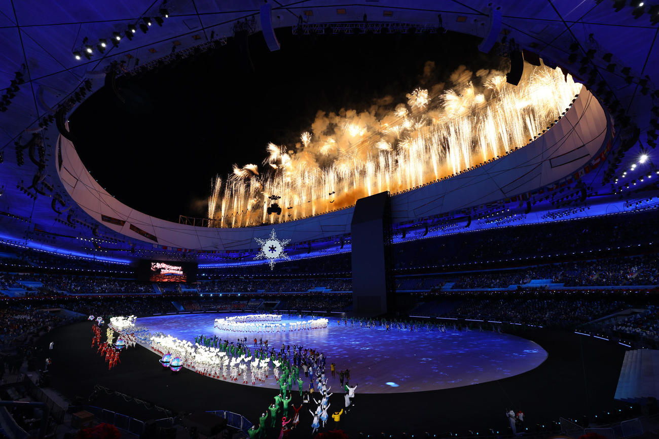 北京五輪開会式で聖火が灯され打ち上がる花火（撮影・垰建太）