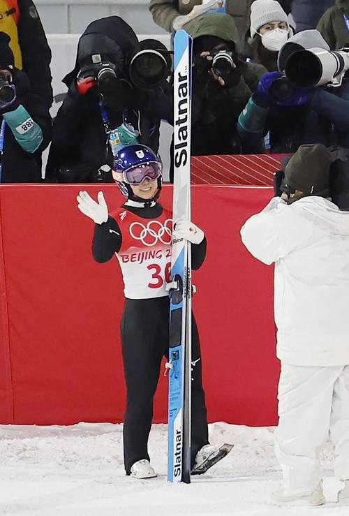 2回目の飛躍を終え、手を振る高梨沙羅（共同）