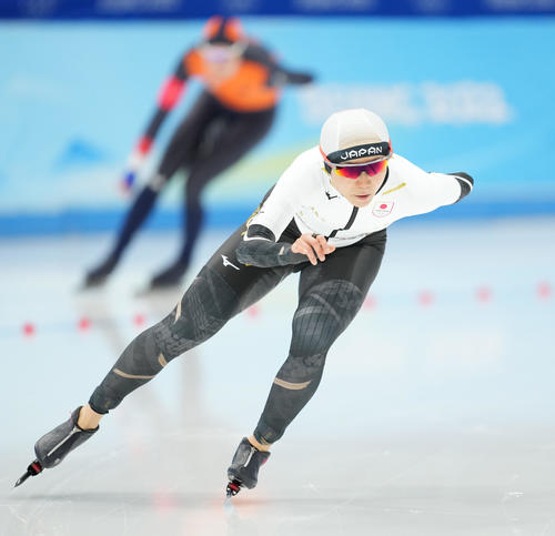 スピードスケート女子3000メートルで滑走する高木美（撮影・菅敏）