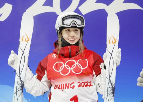 女子モーグル予選1回目を5位で突破し、笑顔の川村(共同)