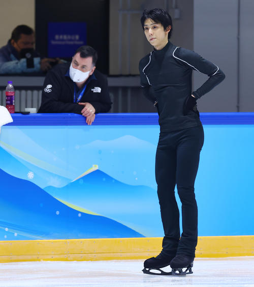 首都体育館のサブリンクで公式練習に臨む羽生結弦(右)。左はオーサーコーチ(撮影・垰建太)