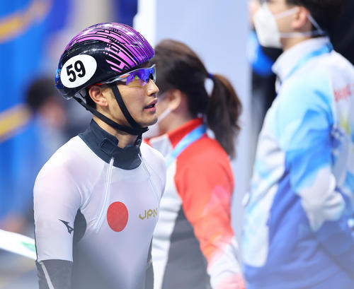 ショートトラック男子1000メートル準々決勝 レースを終え渋い表情で引き揚げる吉永(撮影・垰建太)