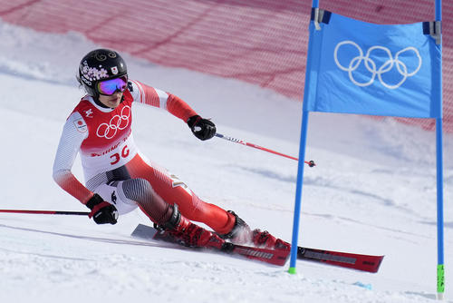 女子大回転1回目で滑走する安藤麻(AP)