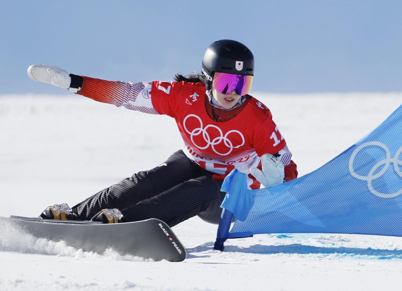 女子パラレル大回転予選　滑走する竹内智香（共同）
