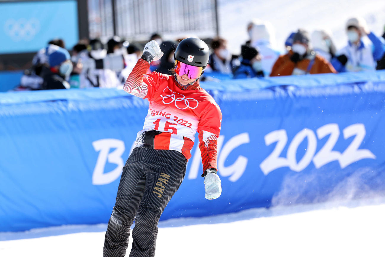 スノーボード女子パラレル大回転決勝トーナメント1回戦でホフマイスターに先着しガッツポーズを見せるも途中棄権となった竹内（撮影・パオロ　ヌッチ）