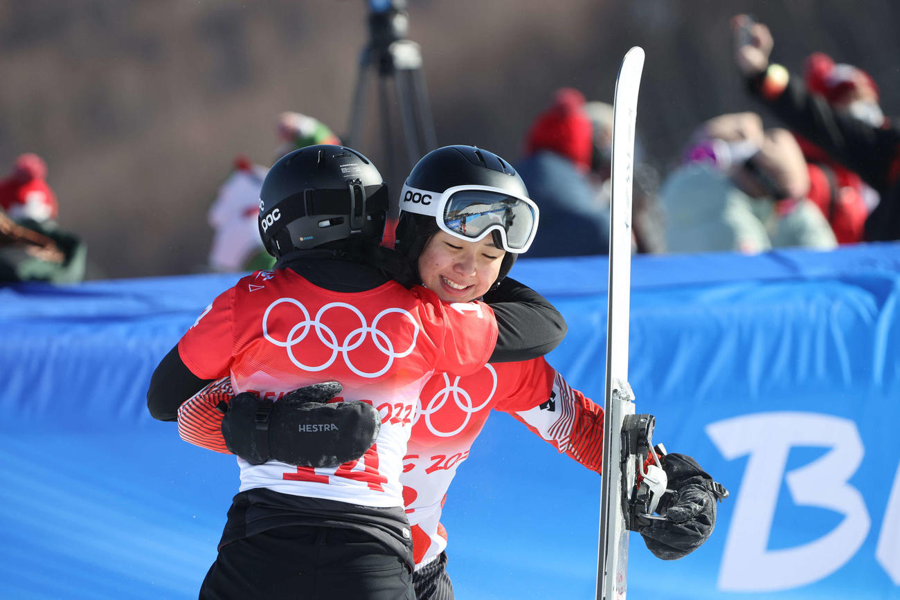 スノーボード女子パラレル大回転決勝トーナメント1回戦で途中棄権し、対戦相手のコトニク（手前）と抱き合う三木（撮影・パオロ　ヌッチ）