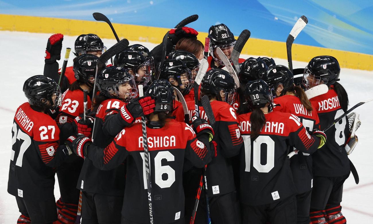 北京五輪アイスホッケー　日本対チェコ　勝利し喜ぶ日本の選手たち